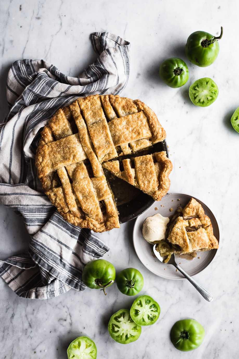 brown sugar & spice sweet green tomato pie
